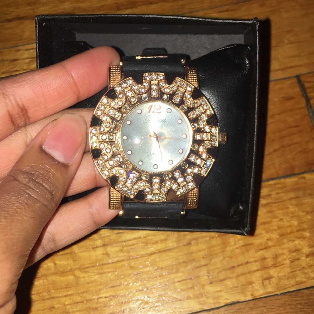 Watch - Picture 3 of 3